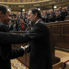 El jefe del Ejecutivo saliente, José Luis Rodríguez Zapatero, felicita a Mariano Rajoy tras el debate de investidura.