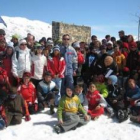 López Benito, diputado de Deportes, junto a los niños