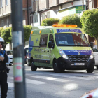 La mujer fue trasladada al Hospital en ambulancia. L. DE LA MATA