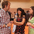 Ruth Fernández y Carolina Rodríguez, con los atletas locales.