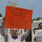 Varias personas protestan en México por la visita de Trump. EFE