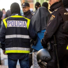 La Policía Nacional, en una operación antiyihadista. BIEL ALIÑO