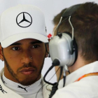 Lewis Hamilton, en el box de Mercedes en Baréin.