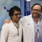 Fernando Isaac Gómez junto al jefe de servicio de Cirugía Maxilofacial, Jorge García