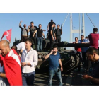 Soldados y partidarios del presidente Erdogán sobre un tanque en la Plaza Taksim de Estambul.