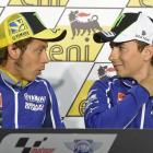 Lorenzo conversa con Rossi durante la conferencia de prensa previa al comienzo del Gram Premio de Alemania, ayer en Sachsenring.