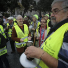 Varios jubilados de la Marea Pensionista en una manifestación en defensa de las pensiones y los servicios públicos en Barcelona, en octubre del 2015.