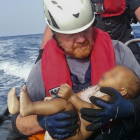 El bebé ahogado en el Mediterráneo en los brazos de un socorrista alemán.