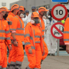 Trabajadores de LM al pie de la factoría durante una protesta sindical en mayo de 2022. L. DE LA MATA