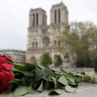 Una rosa depositada cerca de la catedral de Notre Dame, en París, un día después de la catástrofe.