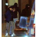 Dos erzainas conducen al furgón policial a uno de los detenidos ayer