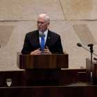 El vicepresidente de EE UU, Mike Pence, pronuncia un discurso ante el Parlamento israelí. ARIEL SCHALIT