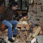 Domingo Gómez, en su taller de Pereda de Ancares. PUMAREGO