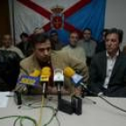 Ricardo Vila, Joaquín Otero y Pedro Muñoz acompañados ayer de la nueva ejecutiva comarcal de la UPL