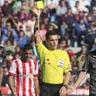 Del Cerro Grande amonesta a Héctor Moreno en el Granada-Espanyol de la Liga 2013-14.