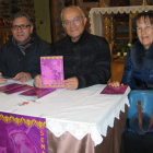 El párroco Jesús Álvarez, junto a responsables de la cofradía. M. M.