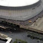 Miles de personas esperaban ayer en el Superdome su turno para ser evacuados