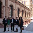 Los cinco ediles del PP visitaron el edificio Araú, en Trobajo. DL
