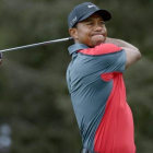 Tiger Woods pone cara de circunstancias tras un golpe durante el tercer recorrido del PGA.
