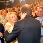 Cifuentes saluda a Rajoy a su llegada a la convención del PP. RUBÉN CACHO