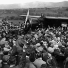 Una multitud aplaude a Amelia Earhart, la primera mujer piloto en cruzar el Atlántico, en Londres el 22 de mayo de 1932.
