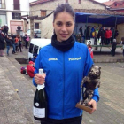 Nuria Lugueros con el trofeo que le acredita como campeona.