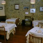 El comedor de El Tiempo Recobrado es un lugar íntimo y recogido, con una cálida chimenea