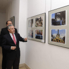 Julio Cayón y Emilio Gutiérrez, visitando la exposición de las Bienaventuranzas.