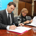 El alcalde de Ponferrada y la presidenta de la Diputación, ayer en la firma del convenio.