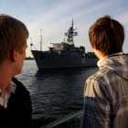 Dos personas observan la nave rusa 'Turbinist' en la bahía de Sebastopol (Crimea), este miércoles.