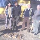 Aficionados de Villeza de las Matas, tras la jornada de caza en la que lograron cuatro liebres y ninguna perdiz.