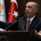 El presidente turco, Tayyip Erdogan se dirige a miembros del Parlamento durante una sesión del parlamento turco en Ankara.