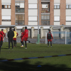 Entrenamiento de la Cultural Leonesa en el campo de fútbol del CHF. F. Otero Perandones.