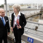 Bernard Cazeneuve y Theresa May ayer en Calais.