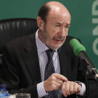 El candidato socialista a las generales, Alfredo Pérez Rubalcaba, durante una entrevista.