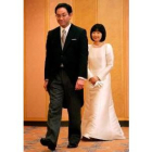 Sayako camina detrás de su esposo
