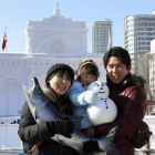 Una familia japonesa visita el Festival de la Nieve de Sapporo, al norte del país
