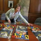Mari Crespo muestra el cartel de las fiestas de Carnaval 2008