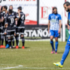 Los jugadores de la Deportiva, con Yuri en primer plano, se lamentan mientras los del Lealtad celebran el tanto de Omar Hernández que suponía la igualada. LOF