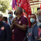 Concentración de CCOO y UGT ayer para exigir al Gobierno que derogue la reforma laboral. J.P. GANDUL