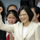 La nueva presidenta de Taiwán, Tsai Ing-wen, saluda a la multitud asistente a la ceremonia de posesión del cargo.