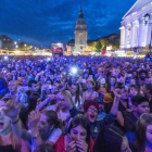 Una multitud de jóvenes participan en el festival de música al aire libre de Darmstadt, el 26 de mayo.