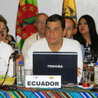 El presidente de Ecuador, Rafael Correa, en el centro, con el canciller ecuatoriano, Ricardo Patiño (izquierda), y el de Venezuela, Nicolás Maduro, durante la cumbre.