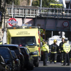 Miembros de los servicios de emergencia acordonan la zona de la estación de metro Parsons Green en Londres (Reino Unido) tras una explosión este 15 de septiembre.