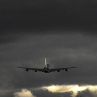 Un airbus A380 de Qantas despega del aeropuerto internacional de Sídney, antes de que se suspendiesen los vuelos.