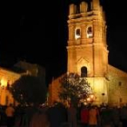 Un nutrido grupo de bañezanos se acercó a la plaza Mayor para ver la nueva iluminación de la torre