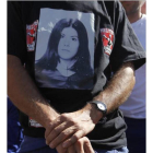 Un hombre lleva una camiseta con la imagen de Sheila Barrero