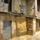 Fachada de la casona que durante siglos acogió la célebre cátedra de Lois y que ahora sufre riesgo de desplomarse