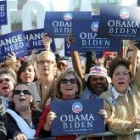 Seguidores de Obama, durante el acto electoral que se celebró ayer en Des Moines, Iowa