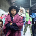 Un grupo de refugiados en una estación de tren en Austria.